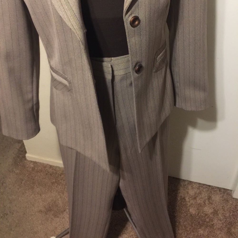Pin striped suit - Picture 6 of 8